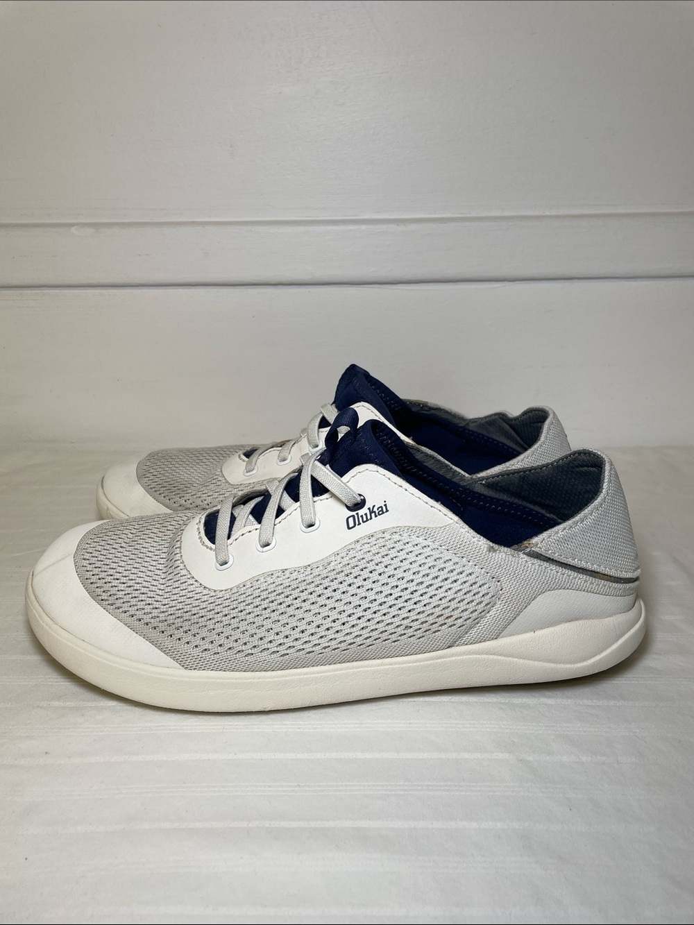 OluKai Men's Moku Pae slip on boat shoes casual sneakers in white size 9